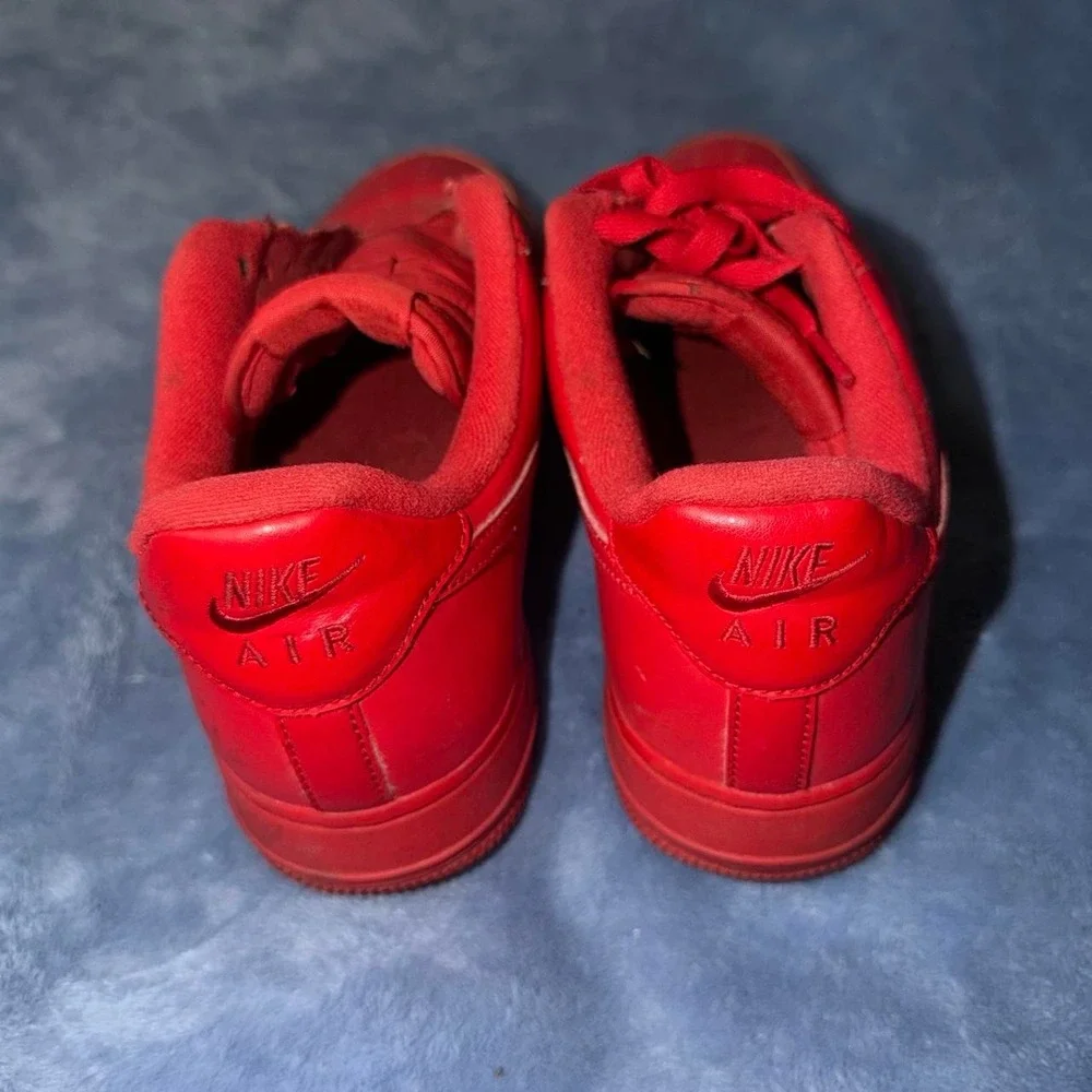 Nike Air Force 1 red sneakers missing 1 shoe lace men size 8